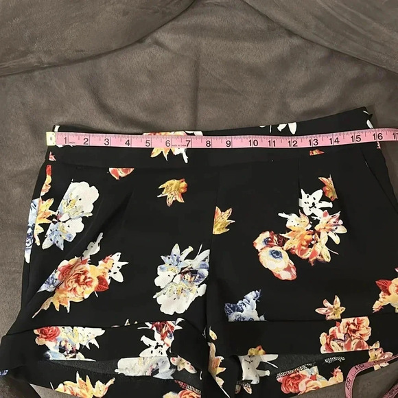 Express Women’s Size 6 Black Floral Preppy Pleated Mid Rise Mini Shorts‎ Zip Up - Picture 6 of 9
